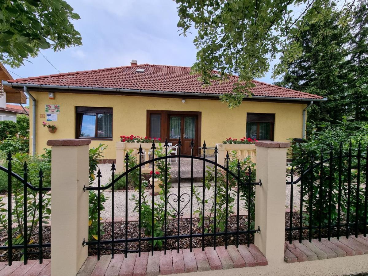 Muskatlis Haz Lägenhet Balatonlelle Exteriör bild